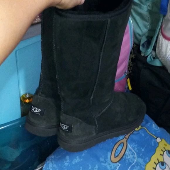 UGGS - Picture 3 of 4